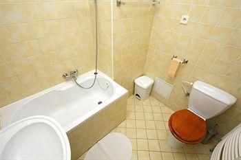 At The Golden Plough Apartament *
